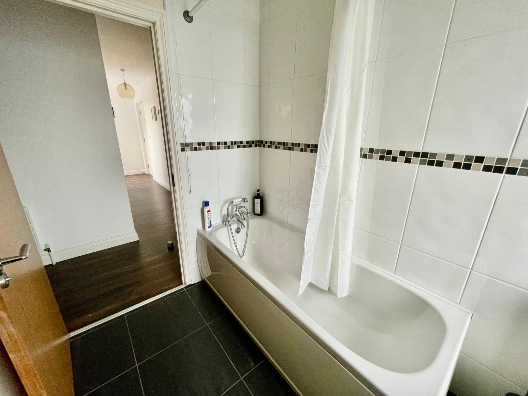 2 Bedroom City-Centre Apartment With Free Parking เบลฟาสต์ ภายนอก รูปภาพ