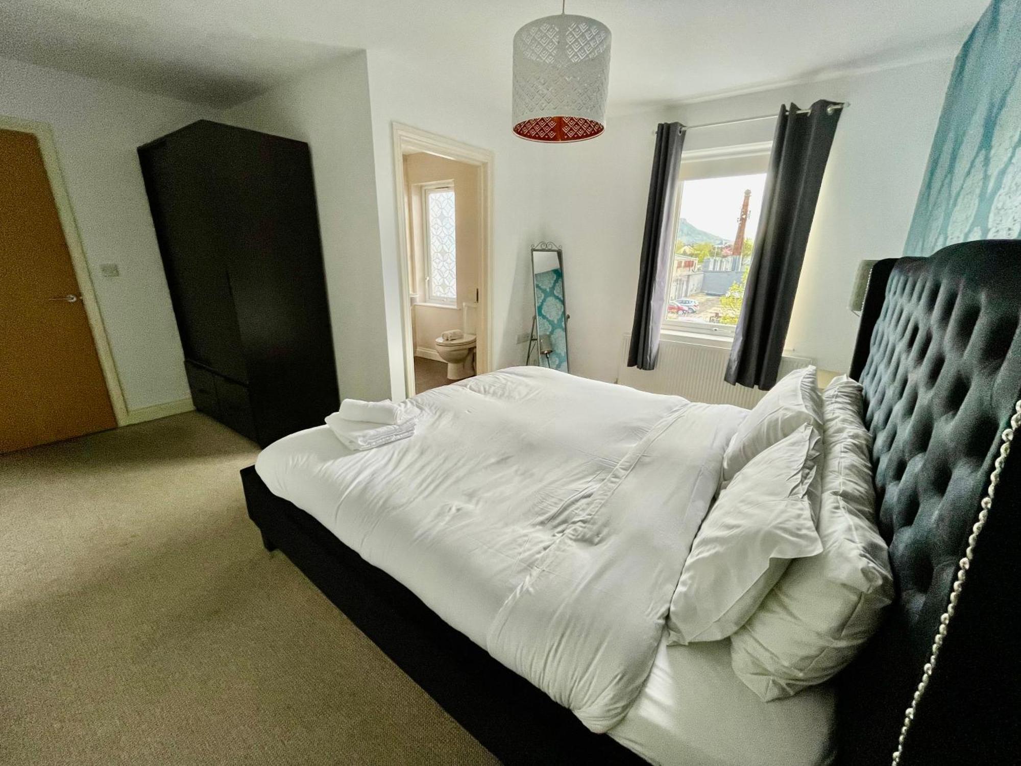 2 Bedroom City-Centre Apartment With Free Parking เบลฟาสต์ ภายนอก รูปภาพ